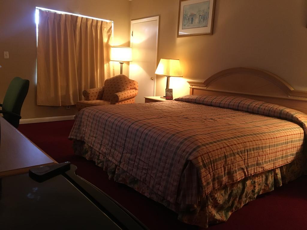 Executive Economy Lodge ปอมปาโนบีช ภายนอก รูปภาพ