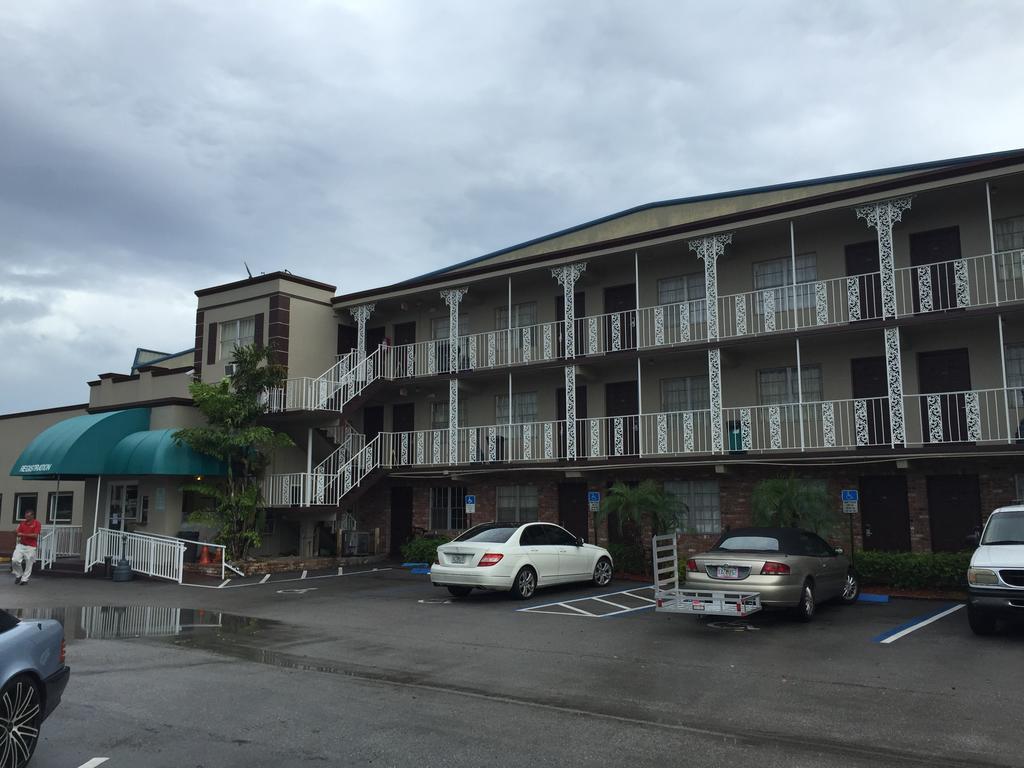 Executive Economy Lodge ปอมปาโนบีช ภายนอก รูปภาพ